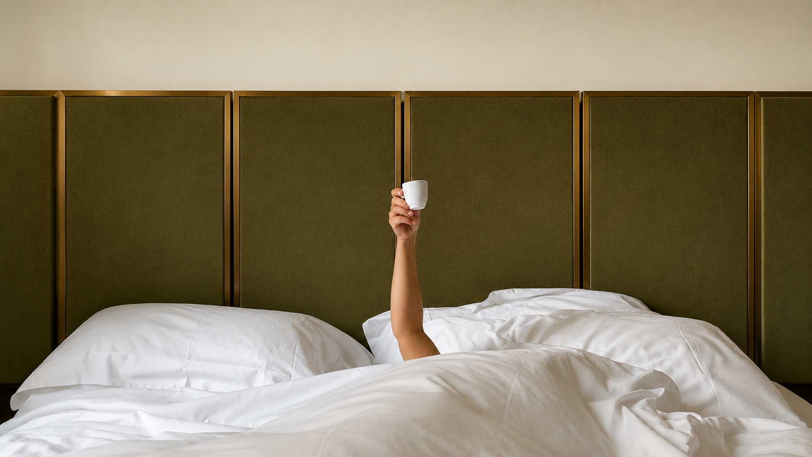 Mañana en la cama con espresso — hospitalidad de lujo