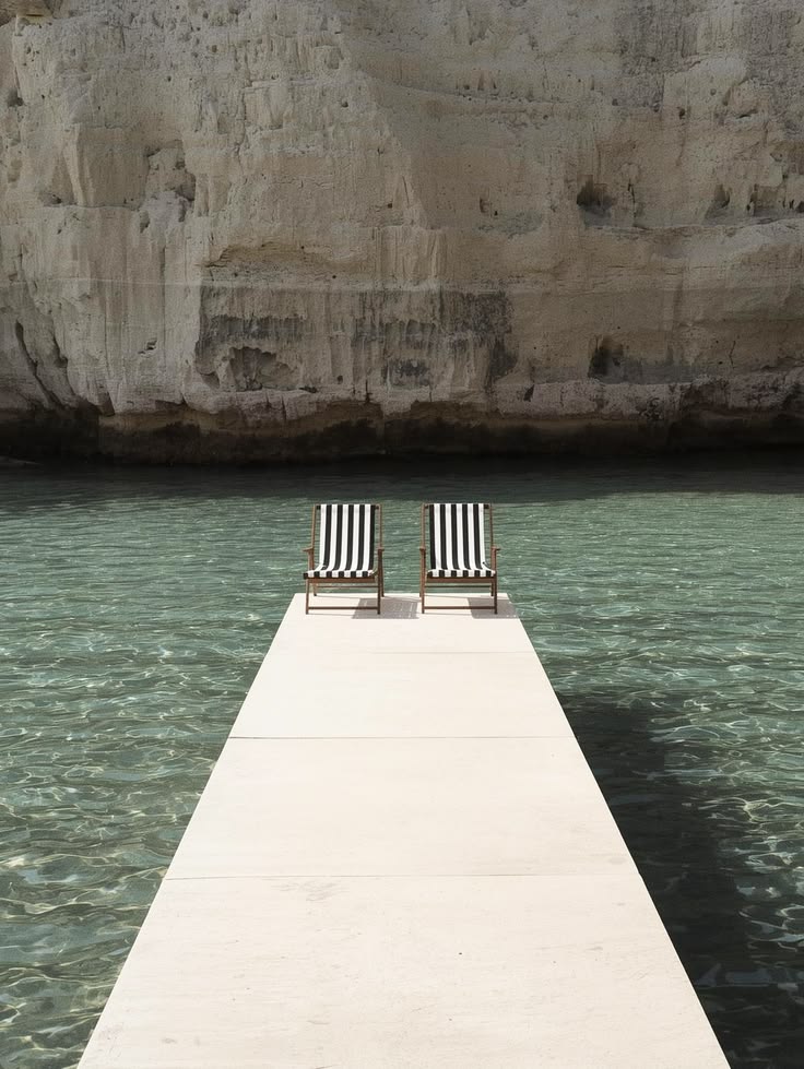 Reposeras sobre muelle de piedra — viajes a medida
